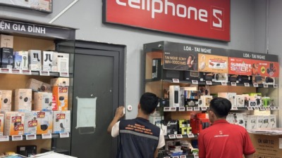 Nhan-vien-8matter-lap-dat-cong-to-thong-minh-tai-cellphones