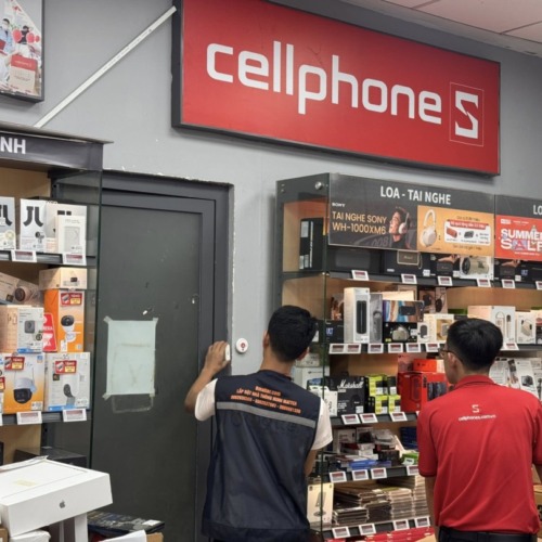 Nhan-vien-8matter-lap-dat-cong-to-thong-minh-tai-cellphones