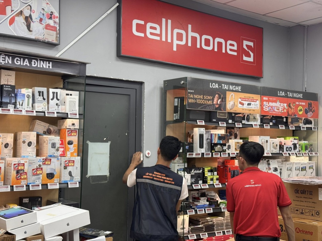 Nhan-vien-8matter-lap-dat-cong-to-thong-minh-tai-cellphones